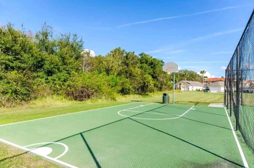Lake Berkley Family Resort: Quiet Getaway with Pool Near Disney Kissimmee Exterior photo