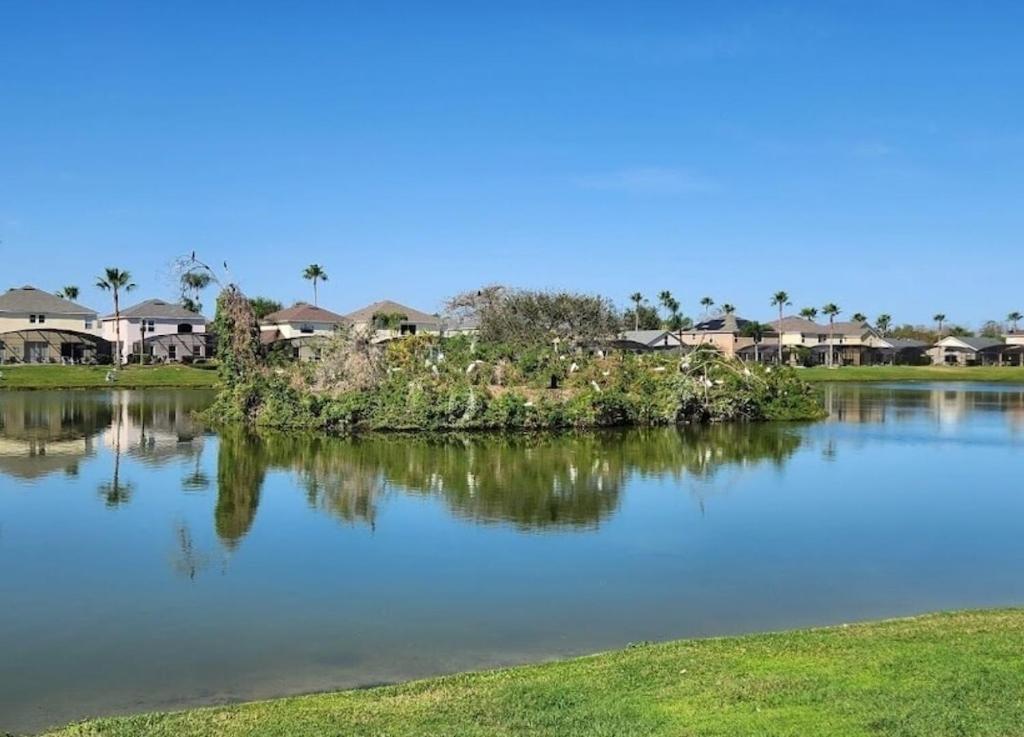 Lake Berkley Family Resort: Quiet Getaway with Pool Near Disney Kissimmee Exterior photo